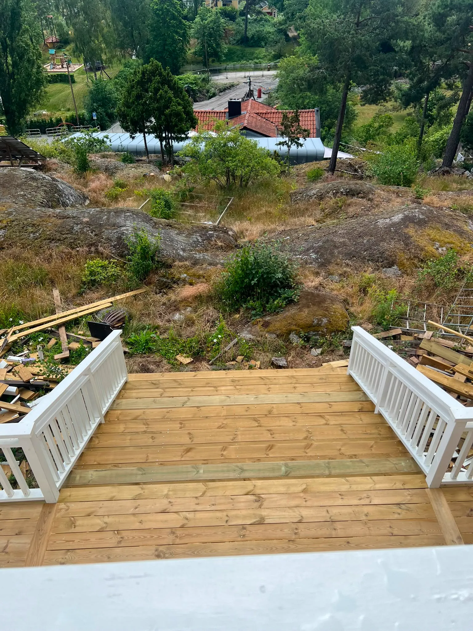 Altan och trädäck vid vattnet byggt av Snickarix